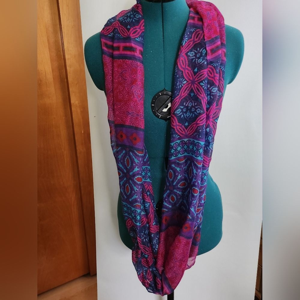 Lightly Used Lot Of 2 Infinity Scarves Pink & Purple Patterned And Solid Pink - Picture 2 of 8